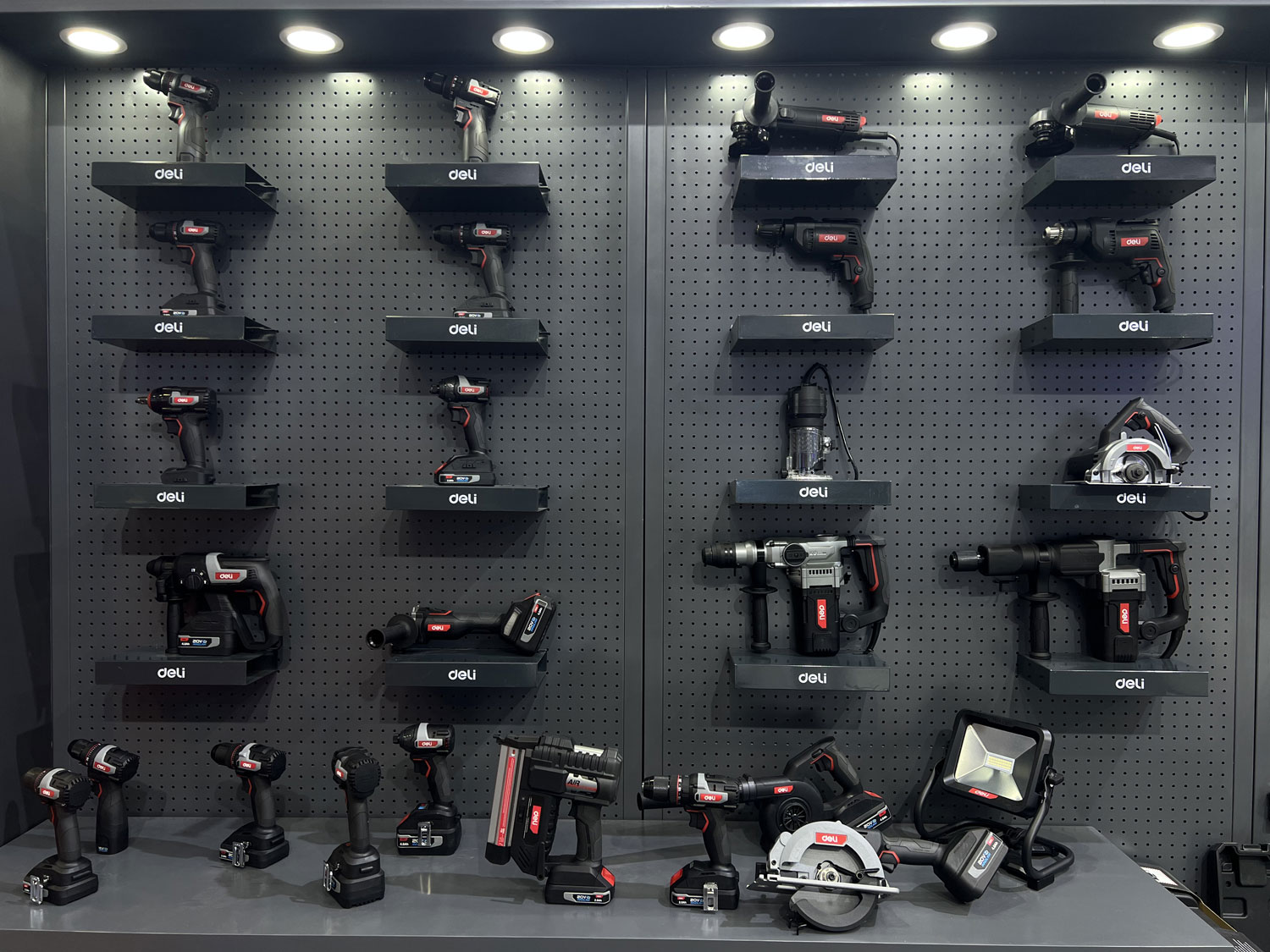 deli-tools-shines-at-the-138th-canton-fair3.jpg
